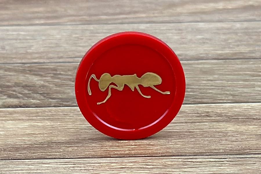 rode jeton met gouden blinkende foliedruk